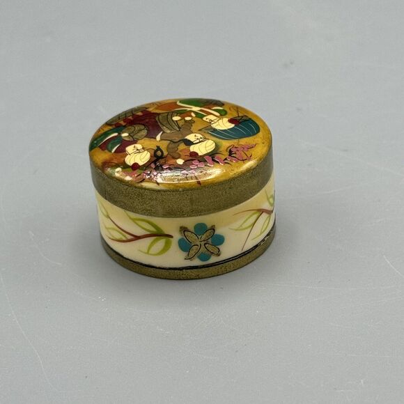 Vintage Hand Painted Round Lidded Trinket Box Three Villagers Snuff Pill Box - Picture 11 of 12